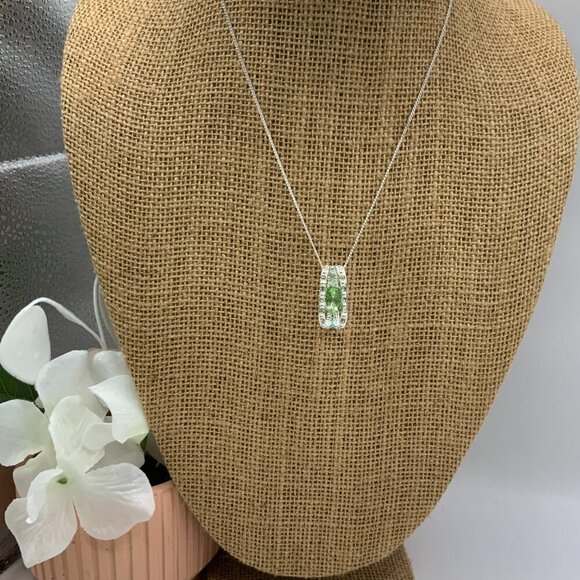 AVON NRT Envy Me Green Crystal Pendant Silver Tone Necklace - Picture 3 of 9